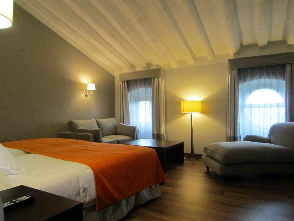 Junior Suite with Spa Access (2 Adults + 2 Children),146227940:JPEG